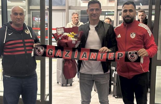 Cum a fost întâmpinat Mirel Rădoi de fanii lui Gaziantep