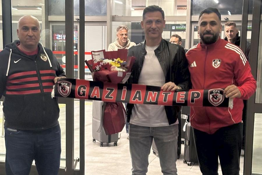 Mirel Rădoi, întâmpinat de fanii lui Gaziantep / Foto: X gazianteponline Cum văd fanii lui Gaziantep venirea lui Mirel Rădoi la echipă