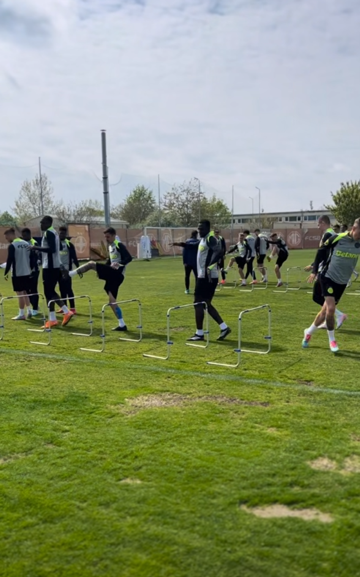 Primul antrenament din haosul lăsat de Mirel Rădoi » FCSB a anunțat staff-ul tehnic