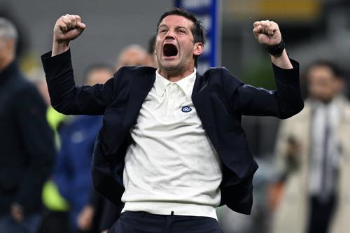 Cristi Chivu, sărbătorind calificarea dramatică a lui Inter în finala Cupei Italiei, după 3-2 în returul cu Como / Foto: Imago Images