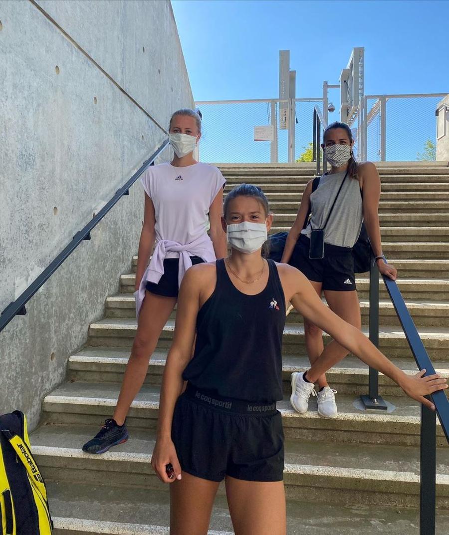 Chloe Paquet, Kristina Mladenovic și Amandine Hesse au bătut mingea la Roland Garros Alexandra Dulgheru și recuperarea senzațiilor de pe teren: „Nu a fost dificil, eram pregătită fizic”