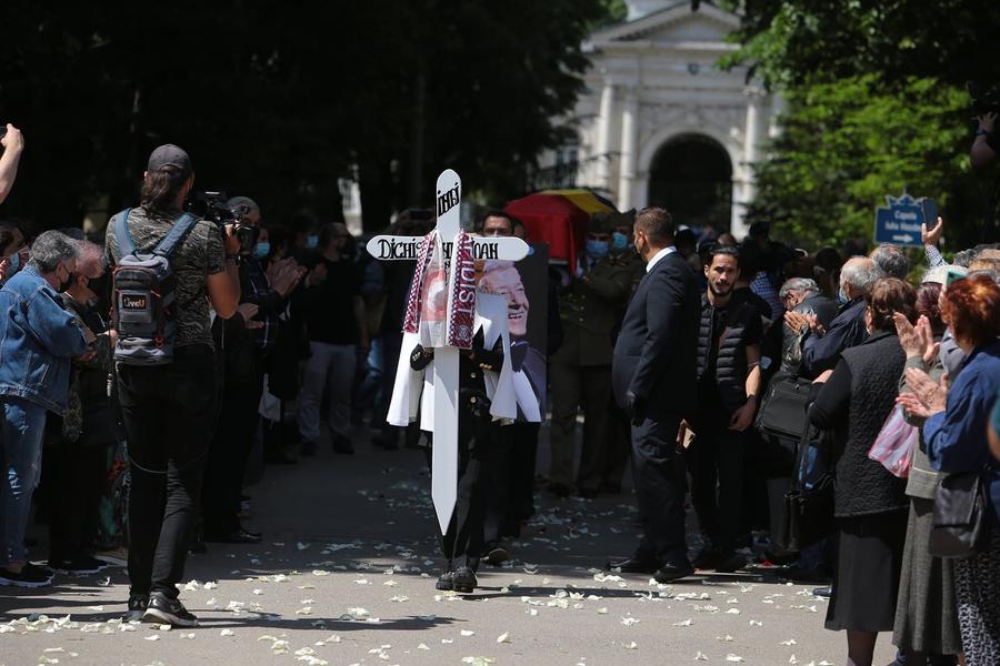 Ion Dichiseanu a fost înmormântat, astăzi, cu onoruri militare și fularul Rapidului