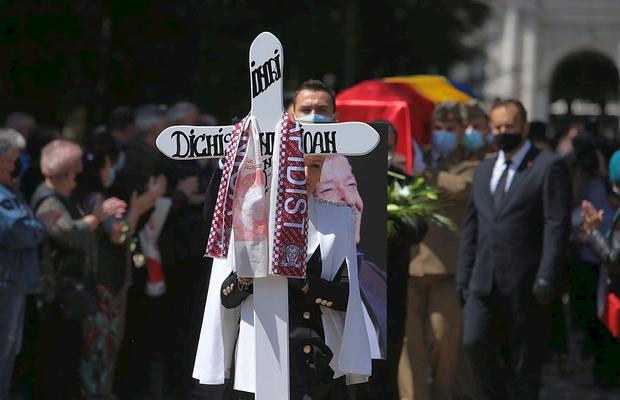 Ion Dichiseanu a fost înmormântat, astăzi, cu onoruri militare și fularul Rapidului