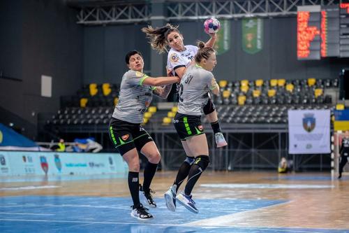 Carmen Martin in dispută cu Elena Georgijevska și Andreea Ianasi FOTO Dan Potor