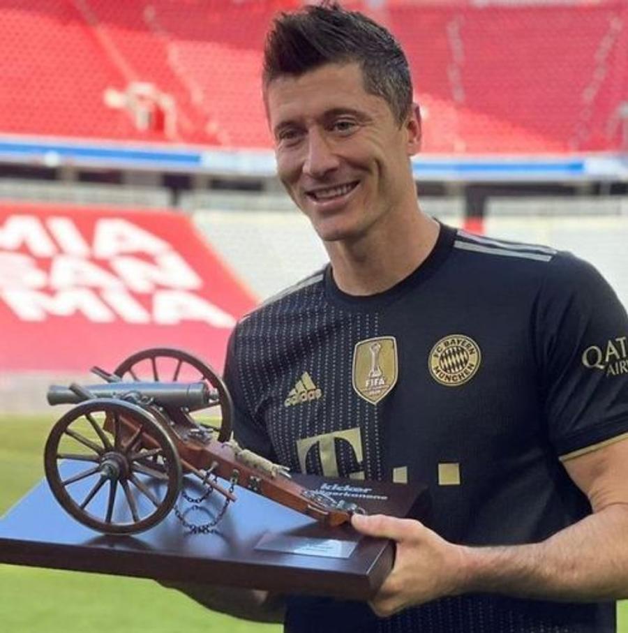 Lewa, record fabulos Bayern - Augsburg 5-2 » Robert Lewandowski a bătut recordul lui Muller de ziua mamei: „Nici n-am visat la așa ceva!”