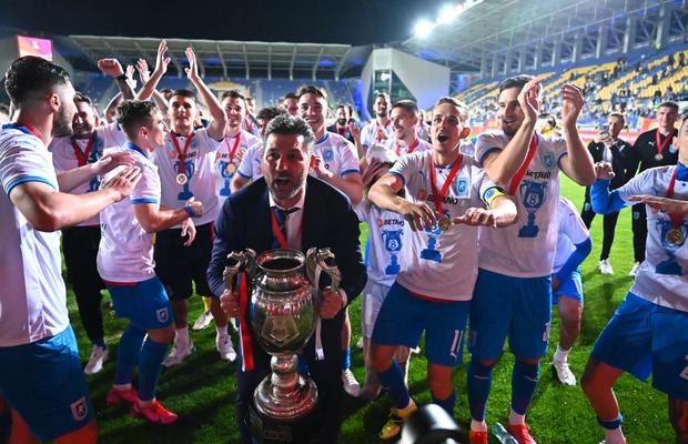 CS Universitatea Craiova a sărbătorit Cupa cu fanii! Imaginile bucuriei de la Ploiești