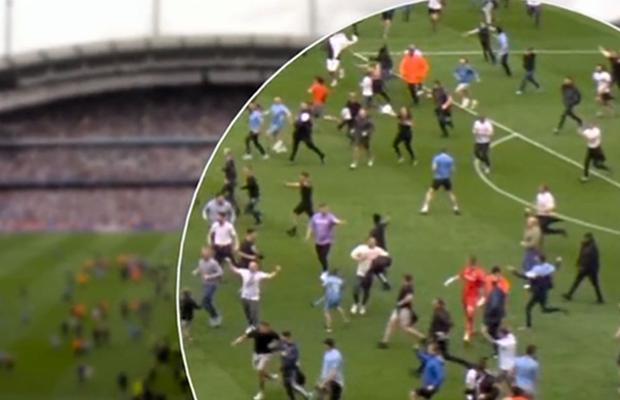 Scene reprobabile pe gazon, după City - Aston Villa: fotbalist lovit în mod repetat de suporterii care au năvălit pentru a sărbători titlul