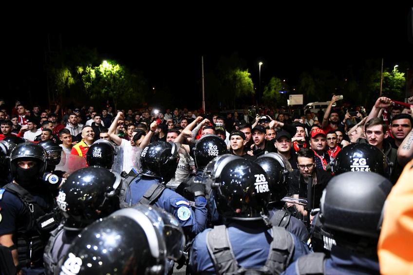 Jucătorii lui Dinamo au reușit să evadeze din vestiar pe Cluj Arena, după două ceasuri în care s-au baricadat de apostrofările propriilor fani, însă suporterii au de gând să aibă o întrevedere cu elevii lui Uhrin la Săftica.