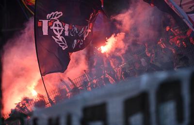 Au luat în serios duelul! Ultrașii FCSB au aruncat cu torțe pe gazon pentru a semnala mesajul afișat la Buzău
