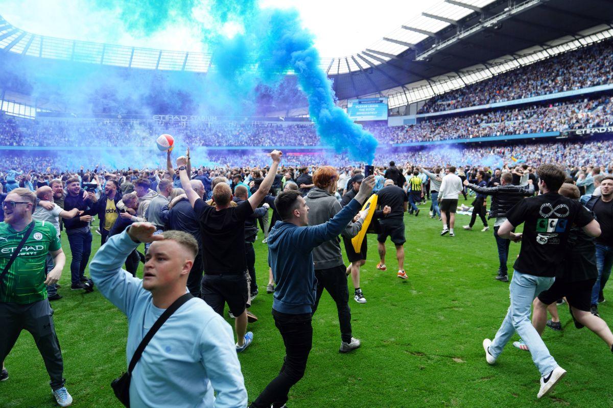 Scene reprobabile pe gazon, după City - Aston Villa: fotbalist lovit în mod repetat de suporterii care au năvălit pentru a sărbători titlul