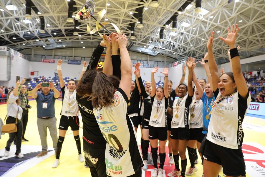 FOTO: Facebook @FederatiadeHandbal CSM București a cucerit pentru a cincea oară Cupa României » Cristina Neagu a strălucit în finala cu SCM Râmnicu Vâlcea