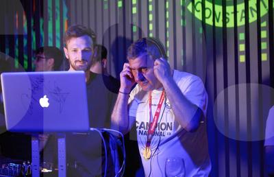 DJ Hagi in the club » Imagini senzaționale din noaptea petrecerii campionilor: Denis Alibec, one-man show