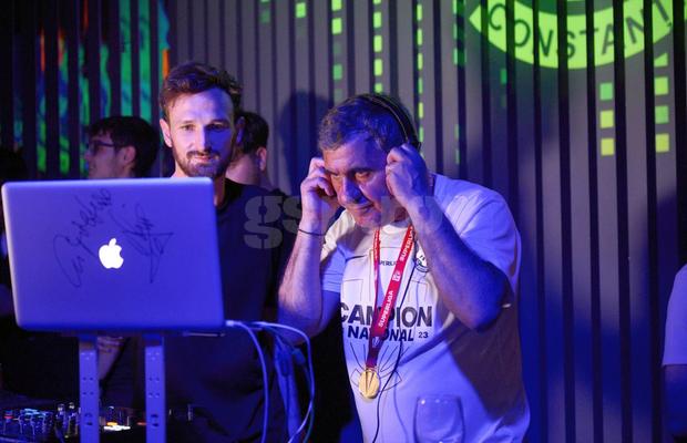 DJ Hagi in the club » Imagini senzaționale din noaptea petrecerii campionilor: Denis Alibec, one-man show