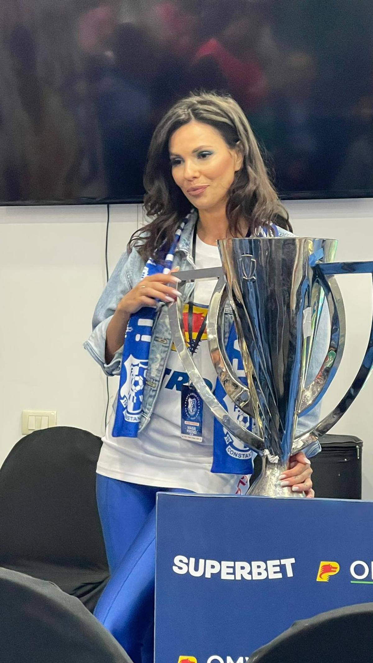 Andreea Bododel în tribune la Farul - Rapid