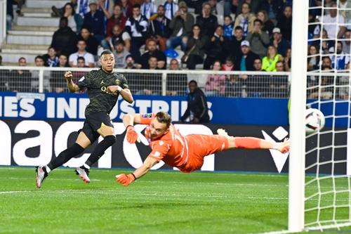 Ionuț Radu (25 de ani) nu putea face nimic la „dubla” lui Mbappé, foto: Imago