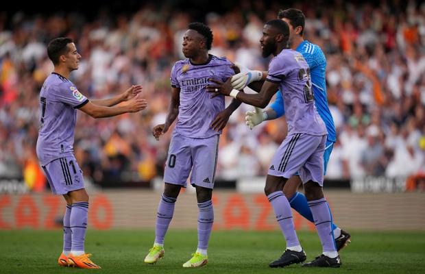 Scandal uriaș în Spania. Vinicius, făcut „maimuță” pe Mestalla, acuză: „E o țară rasistă”. A amenințat că iese de pe teren!