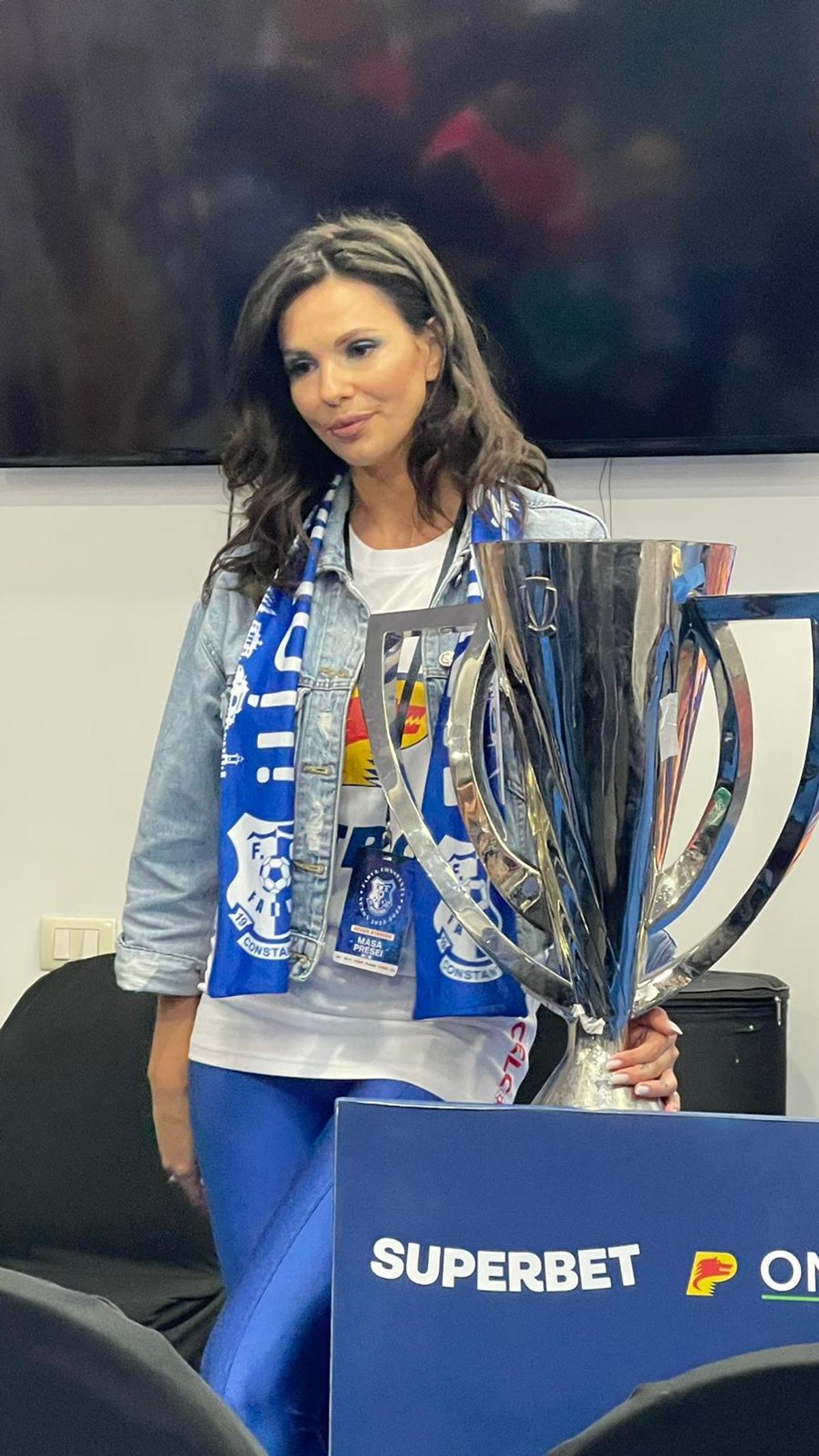 Andreea Bododel în tribune la Farul - Rapid