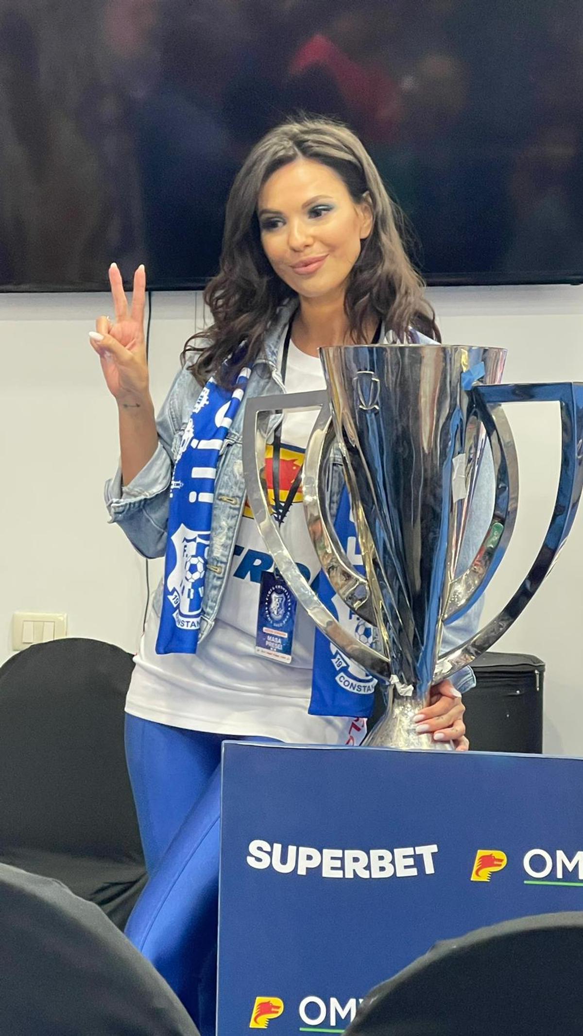 Cea mai sexy fană a Farului a făcut spectacol la meciul cu Rapid » S-a dezlănțuit în tribune, apoi a postat un mesaj ironic: „Nu plânge!”