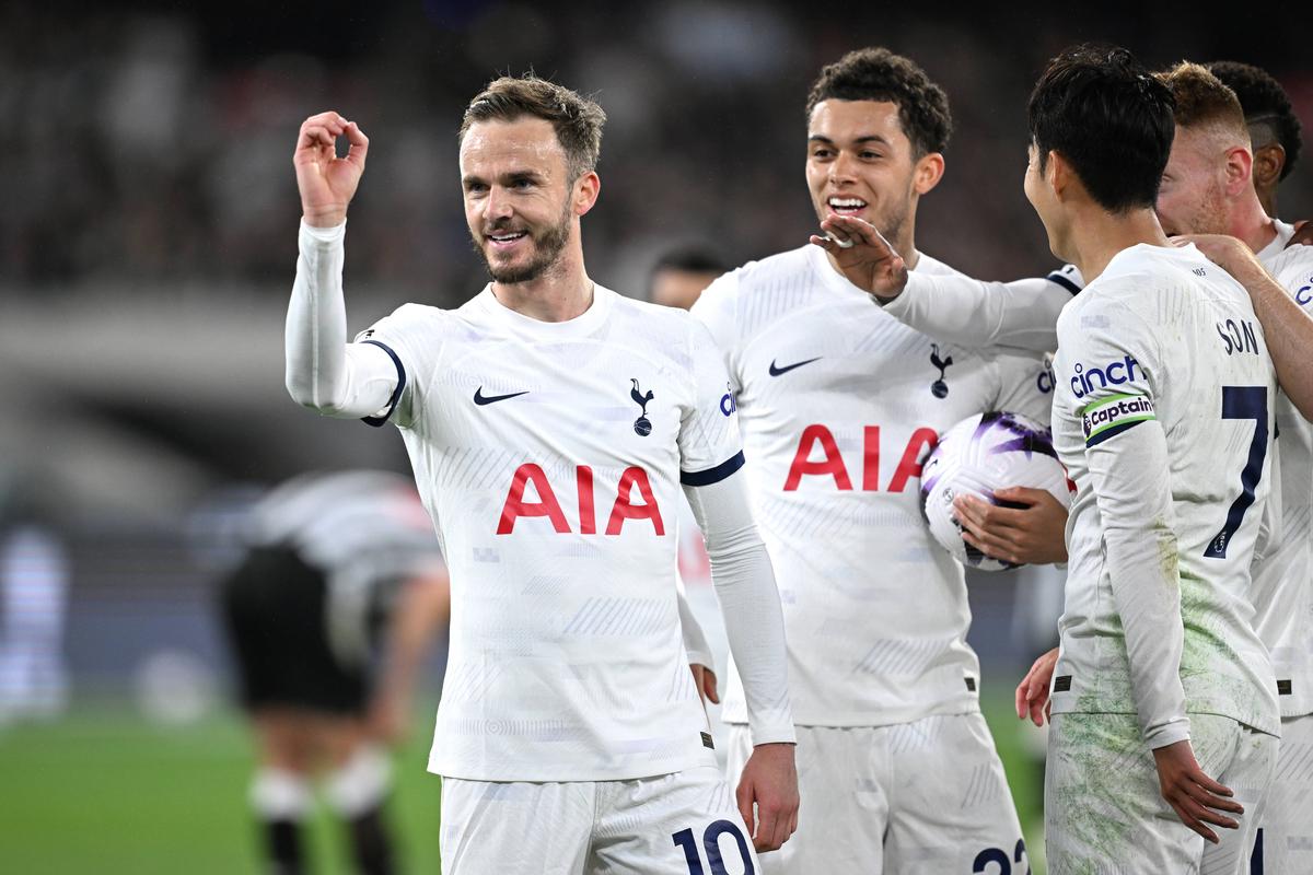 Radu Drăgușin a jucat 70 de minute în controversatul Tottenham - Newcastle, pe o arenă de 100.000 de locuri » Ce notă i-au dat englezii