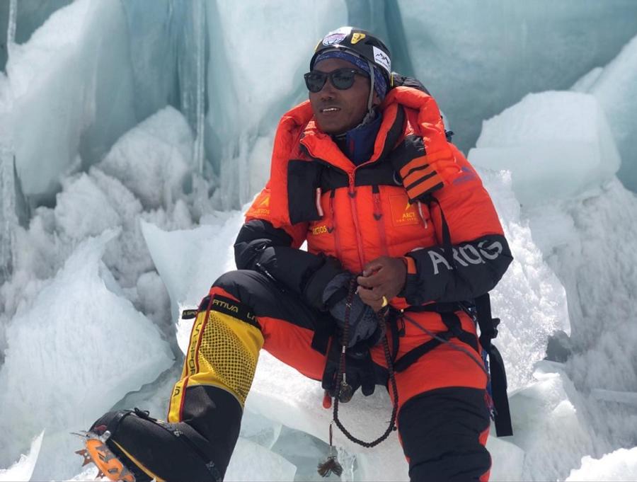 Record pe Everest: Kami Rita Sherpa a ajuns în vârf pentru a 30-a oară