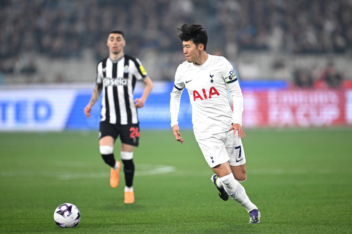 Radu Drăgușin a jucat 70 de minute în controversatul Tottenham - Newcastle, pe o arenă de 100.000 de locuri » Ce notă i-au dat englezii
