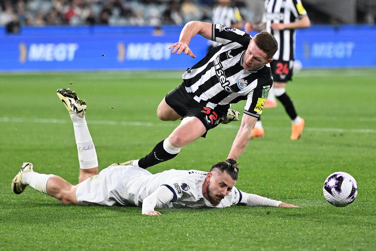 Radu Drăgușin a jucat 70 de minute în controversatul Tottenham - Newcastle, pe o arenă de 100.000 de locuri » Ce notă i-au dat englezii