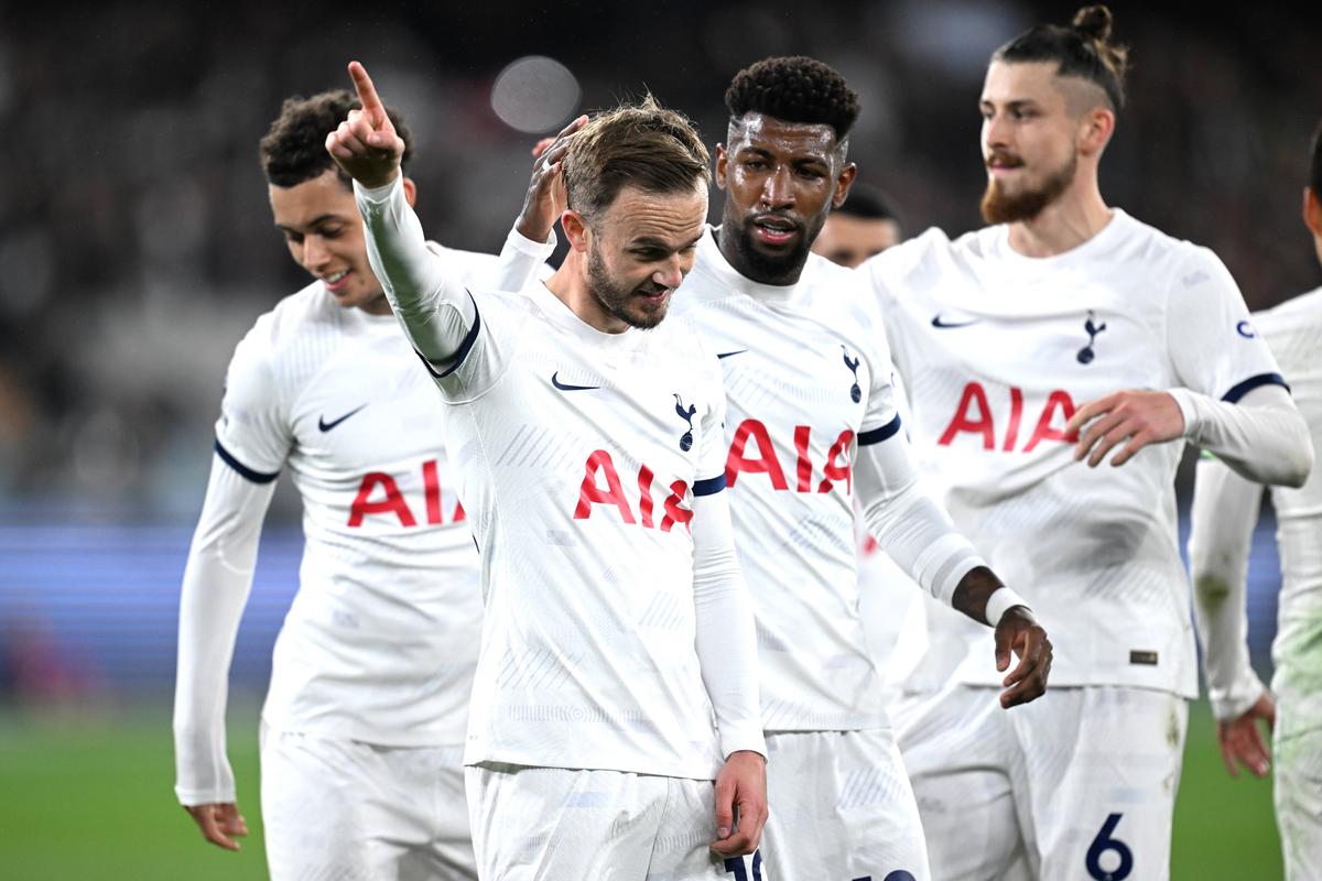 Radu Drăgușin a jucat 70 de minute în controversatul Tottenham - Newcastle, pe o arenă de 100.000 de locuri » Ce notă i-au dat englezii