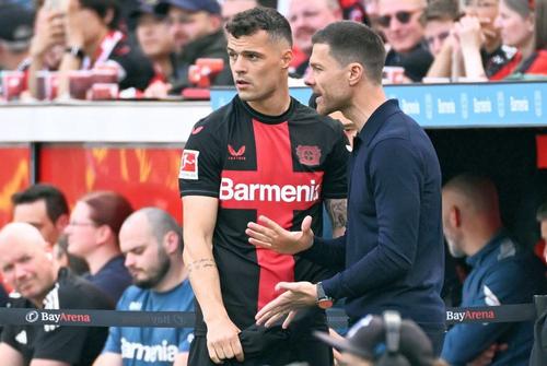 Xabi Alonso, explicându-i ceva lui Granit Xhaka / Foto: Imago