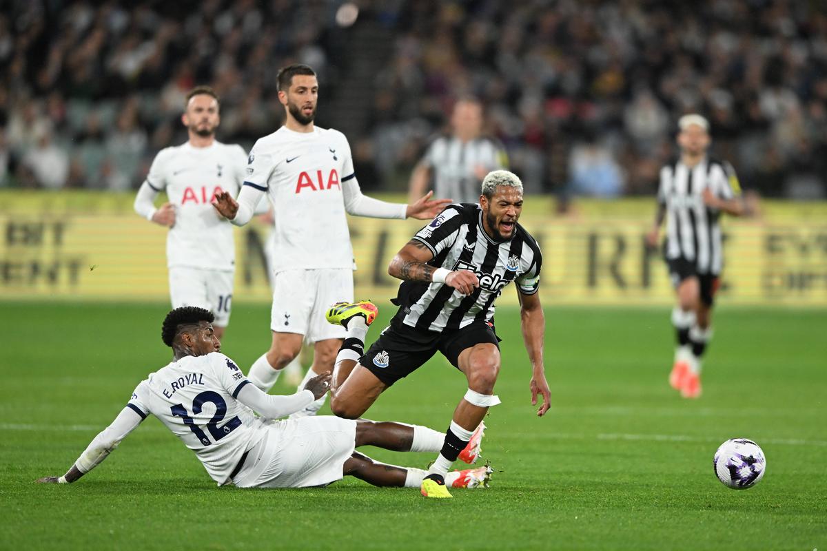 Radu Drăgușin a jucat 70 de minute în controversatul Tottenham - Newcastle, pe o arenă de 100.000 de locuri » Ce notă i-au dat englezii
