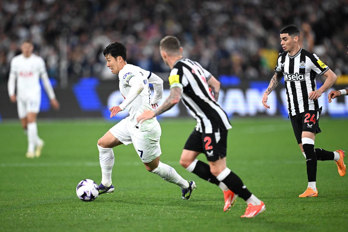 Radu Drăgușin a jucat 70 de minute în controversatul Tottenham - Newcastle, pe o arenă de 100.000 de locuri » Ce notă i-au dat englezii