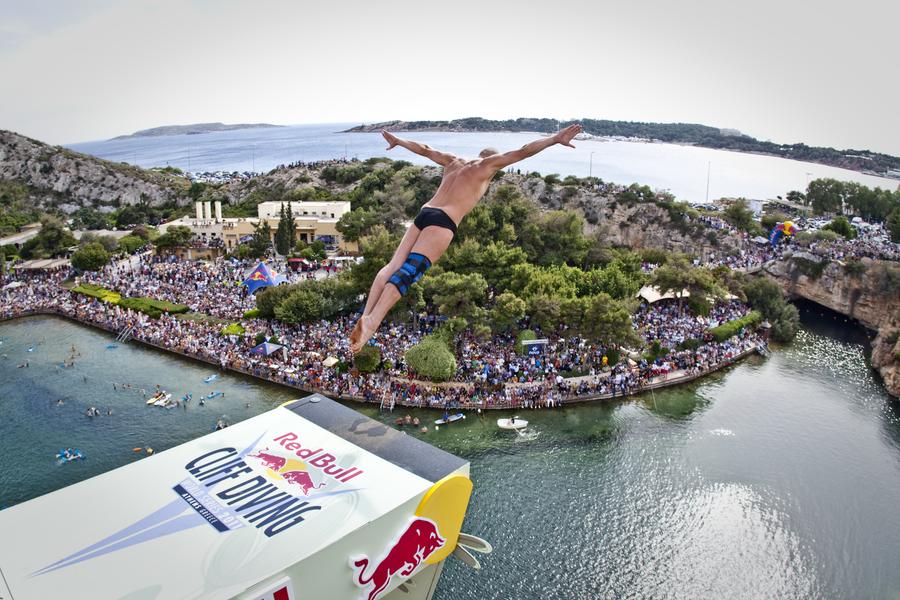 Lacul Vougliameni Săritorii români luptă din nou pentru aur în sezonul din Seria Mondială Red Bull Cliff Diving