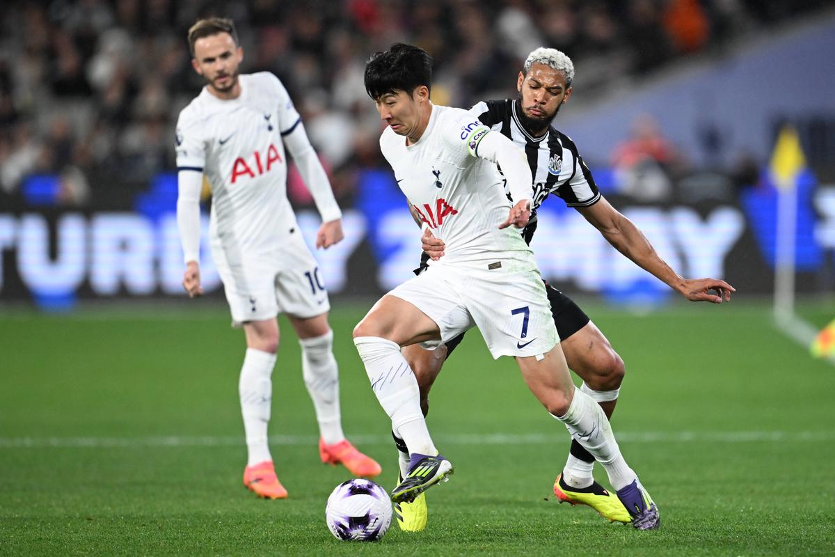 Radu Drăgușin a jucat 70 de minute în controversatul Tottenham - Newcastle, pe o arenă de 100.000 de locuri » Ce notă i-au dat englezii