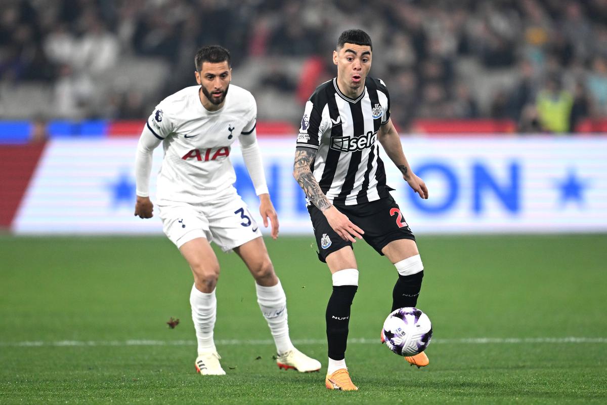 Radu Drăgușin a jucat 70 de minute în controversatul Tottenham - Newcastle, pe o arenă de 100.000 de locuri » Ce notă i-au dat englezii