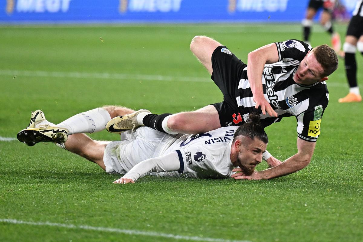 Radu Drăgușin, titular în amicalul Tottenham - Newcastle