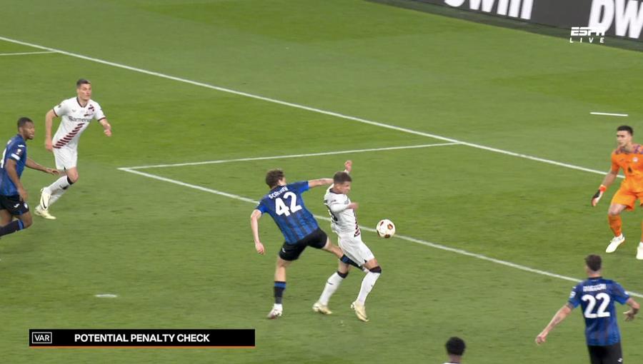 Istvan Kovacs, criticat pentru o singură fază din finala Europa League: „Nu a acordat un penalty clar”