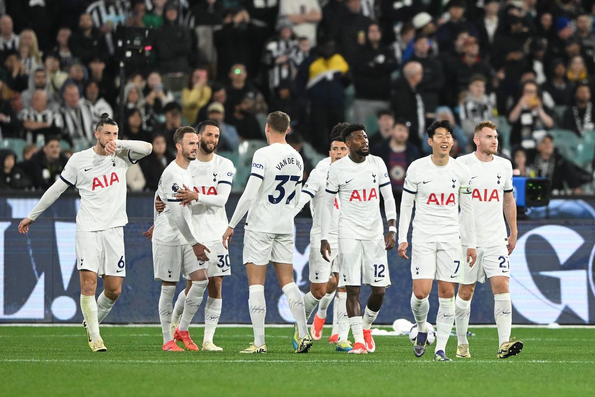 Radu Drăgușin a jucat 70 de minute în controversatul Tottenham - Newcastle, pe o arenă de 100.000 de locuri » Ce notă i-au dat englezii