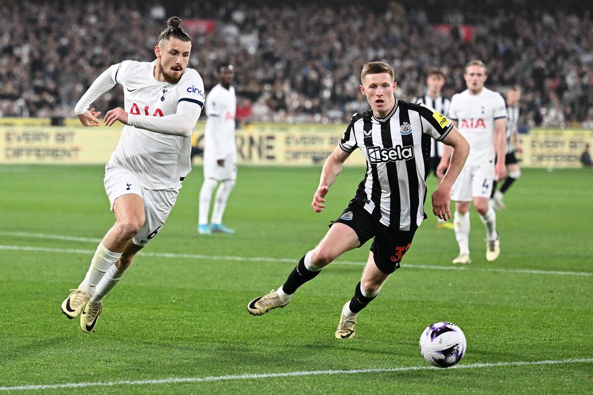 Radu Drăgușin a jucat 70 de minute în controversatul Tottenham - Newcastle, pe o arenă de 100.000 de locuri » Ce notă i-au dat englezii
