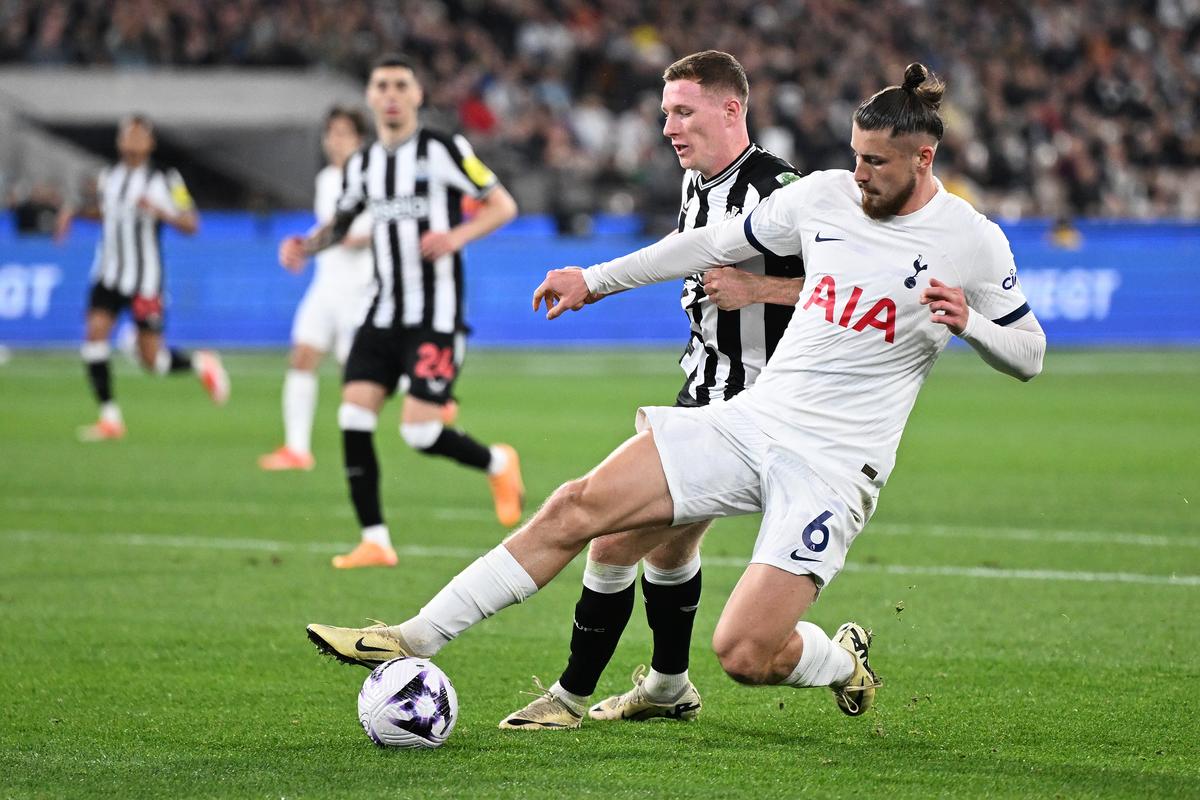 Radu Drăgușin a jucat 70 de minute în controversatul Tottenham - Newcastle, pe o arenă de 100.000 de locuri » Ce notă i-au dat englezii