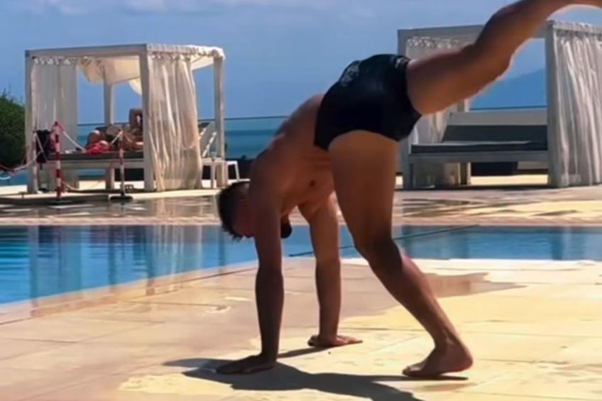 Vali Crețu s-a dat în spectacol la piscină, de cum a intrat în vacanță. Sursa foto: Instagram