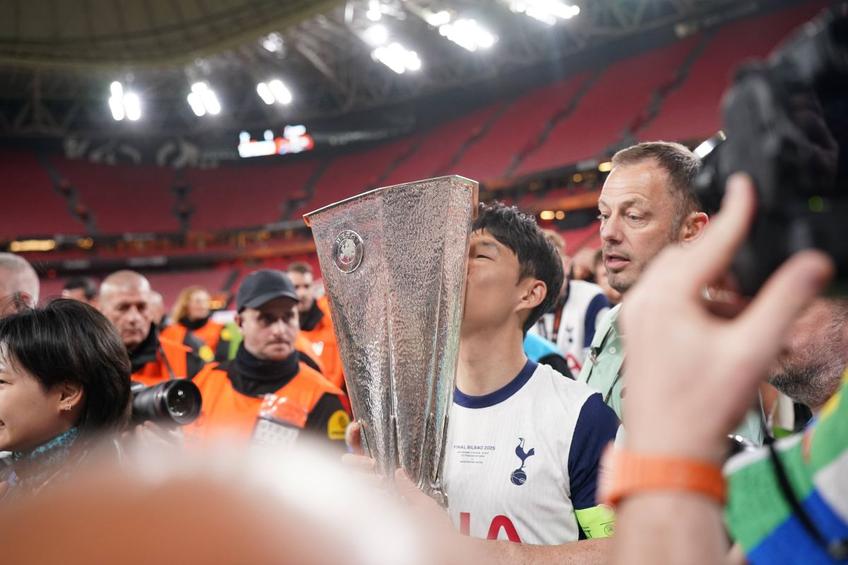 Son sărută trofeul, dar n-are medalie / Foto: Imago