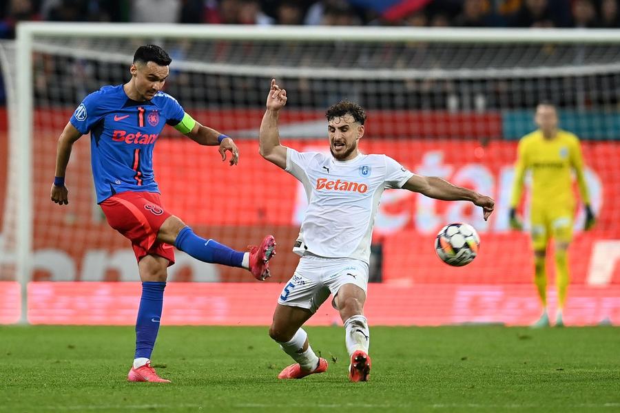 Anzor Mekvabishvili, în duel cu Adrian Șut, în FCSB - Universitatea Craiova 1-0. Foto: Eduard Vînătoru, GSP Titularul Universității Craiova, pe lista lui Ferencvaros! Maghiarii pregătesc oferta