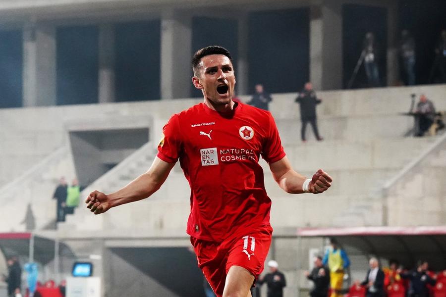 Mihael Mlinaric (24 de ani) s-a răzgândit și nu mai semnează cu Universitatea Craiova. Foto: FK Velez Mostar Primul transfer ratat la Universitatea Craiova » Atacantul care urma să-l înlocuiască pe Safira i-a zis „NU” lui Rădoi + Replica lui Mihai Rotaru