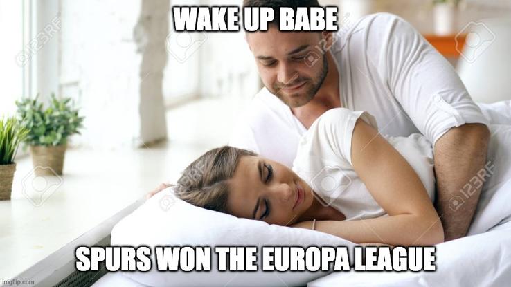 Una dintre memele publicate de club: „Trezește-te, dragă, Spurs a câștigat Europa League”