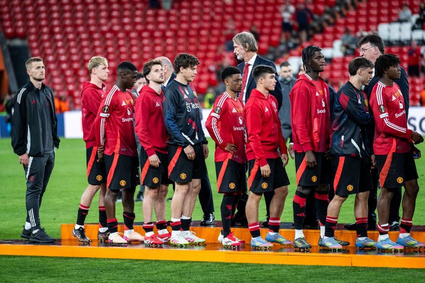 Jucătorii lui Manchester United vin cu capetele plecate la premierea finalei Europa League / Foto: Imago