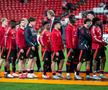 Jucătorii lui Manchester United vin cu capetele plecate la premierea finalei Europa League / Foto: Imago