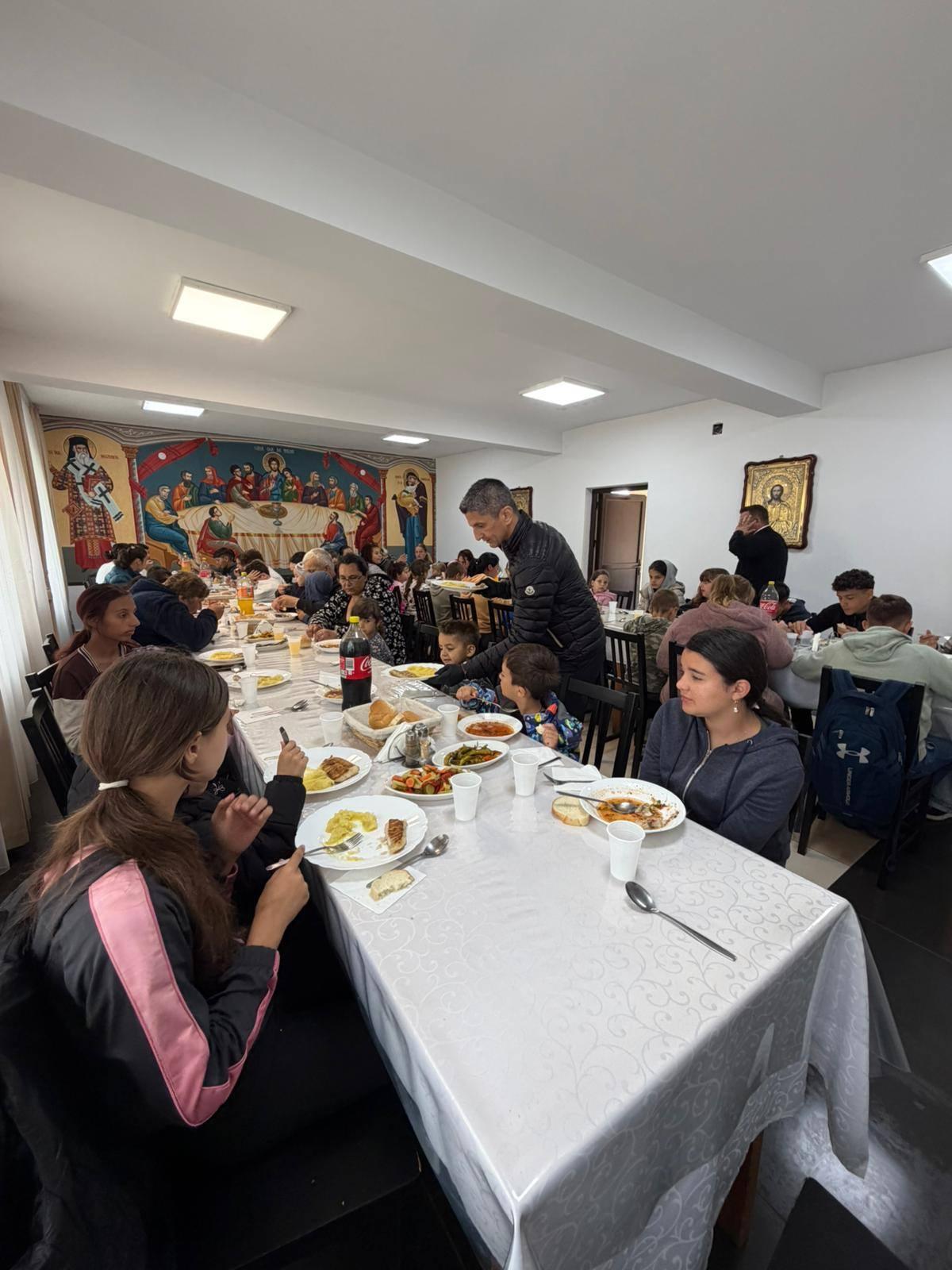 Răzvan Lucescu a venit în România și a făcut pomana de 40 de zile a lui Mircea Lucescu la un centru de nevoiași