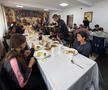 Răzvan Lucescu a venit în România și a făcut pomana de 40 de zile a lui Mircea Lucescu la un centru de nevoiași