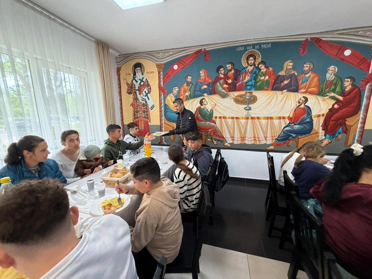 Răzvan Lucescu a venit în România și a făcut pomana de 40 de zile a lui Mircea Lucescu la un centru de nevoiași