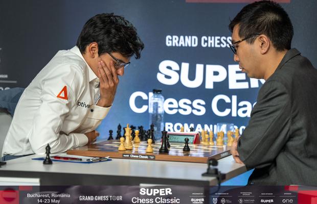 Super Chess Classic România 2026: Caruana și Sindarov răstoarnă clasamentul. Liderul Keymer, prima înfrângere