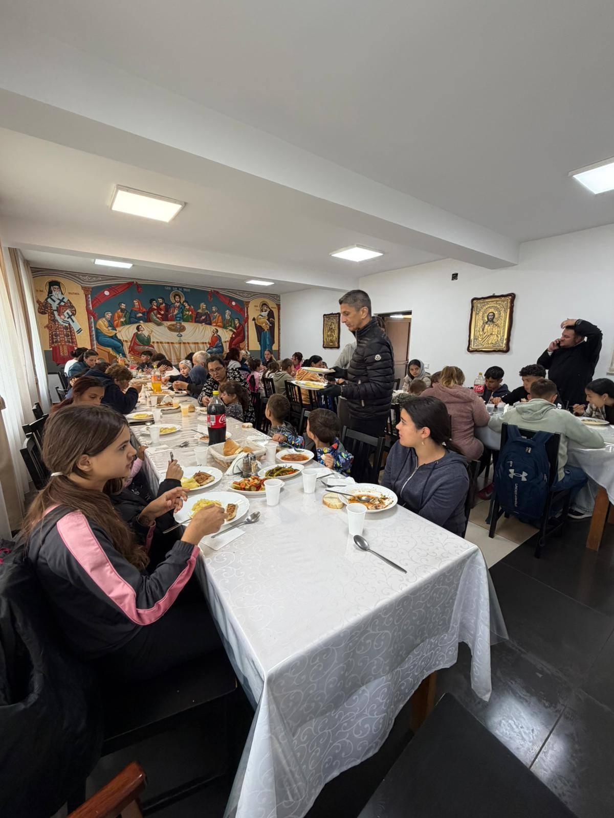 Răzvan Lucescu a venit în România și a făcut pomana de 40 de zile a lui Mircea Lucescu la un centru de nevoiași